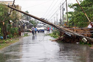 Bão rời đất liền ra biển Tây, số người chết không ngừng tăng