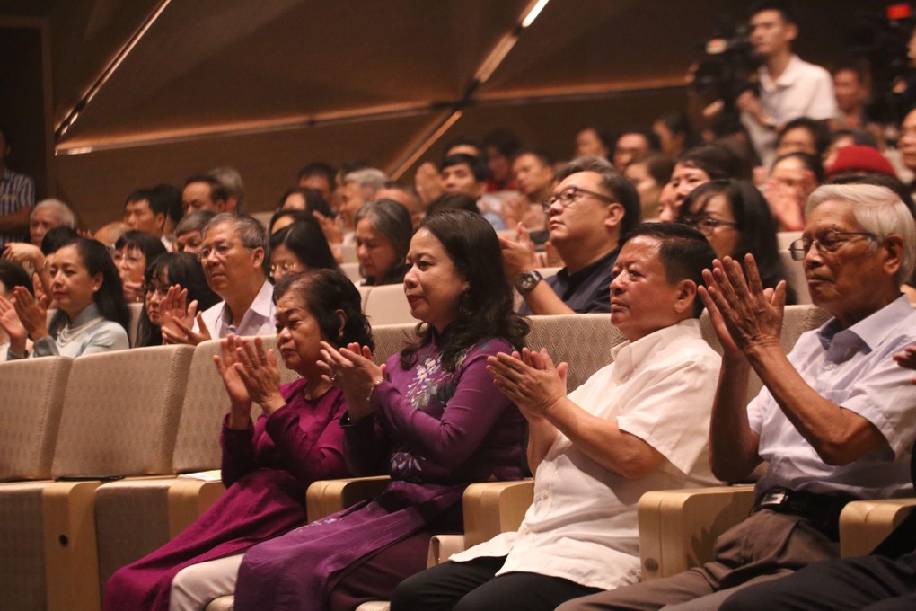 Anh Thơ hát Một thoáng Tây hồ tôn vinh Ngày âm nhạc Việt Nam - 1 Anh Thơ hát Một thoáng Tây hồ tôn vinh Ngày âm nhạc Việt Nam - 1