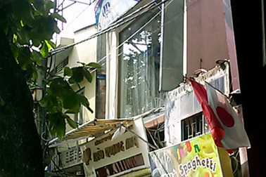 Hà Nội: Hai xe chữa cháy cứu một… mái hiên di động