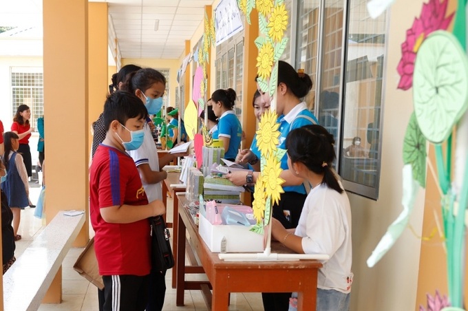 Các em học sinh chọn hàng tại gian hàng 0 đồng.