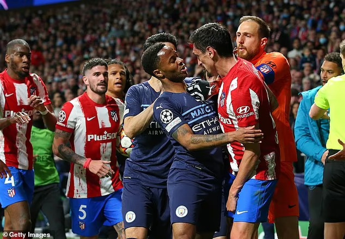HLV Pep Guardiola bị ném mưa chai, cầu thủ Man City loạn đả với Atletico - 3 HLV Pep Guardiola bị ném mưa chai, cầu thủ Man City loạn đả với Atletico - 3
