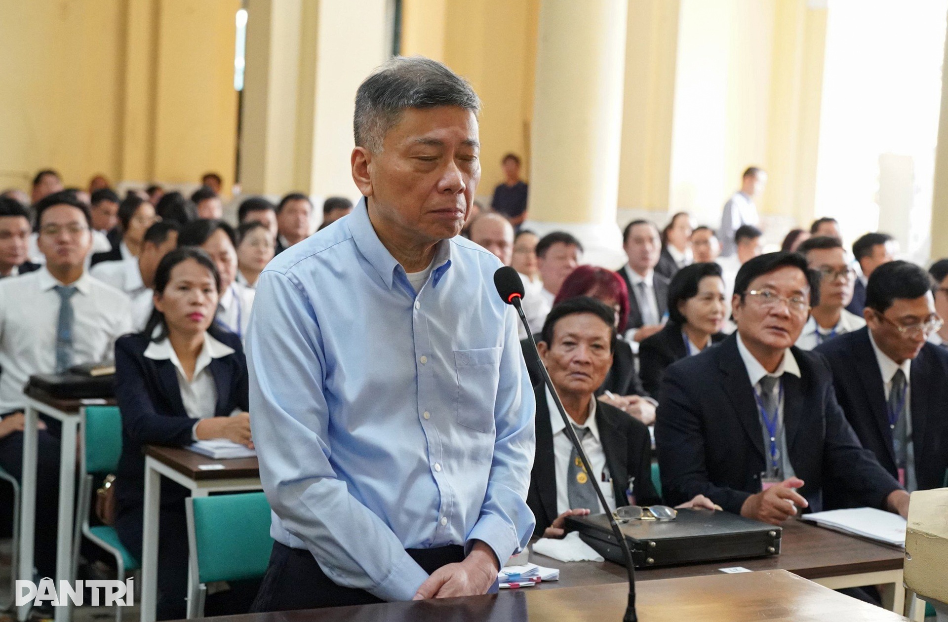 Bị cáo Trương Mỹ Lan đeo kính đen rời tòa sau ngày xét xử đầu tiên - 11 Bị cáo Trương Mỹ Lan đeo kính đen rời tòa sau ngày xét xử đầu tiên - 11