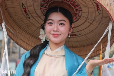 Lọ Lem xinh đẹp, khí chất như tiểu thư quyền quý trên phố đi bộ Hồ Gươm