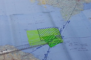 Tàu Việt Nam tiếp cận vùng biển nghi có 2 vệt dầu loang 