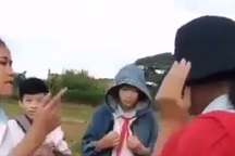 2 nữ sinh đánh nhau, cả nhóm bạn đứng ngoài… cổ vũ và chửi bậy