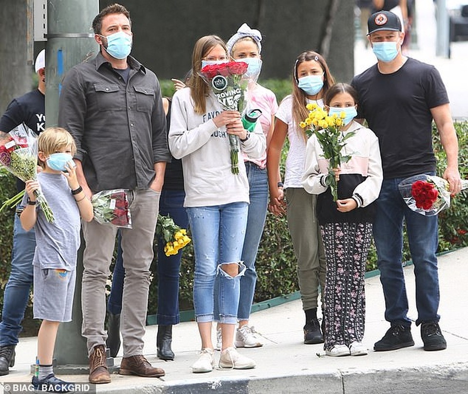 Alessandra Ambrosio đeo khẩu trang chạy trên phố - 12 Alessandra Ambrosio đeo khẩu trang chạy trên phố - 12