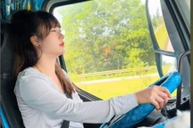 Nữ tài xế xinh đẹp ở Tuyên Quang lái xe tải 30 tấn gây sốt