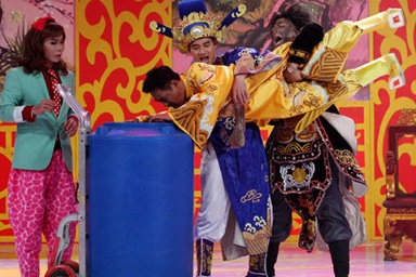 Táo quân 2014 gây sốc khi Người Dân “ném giày” vào Táo Điện lực