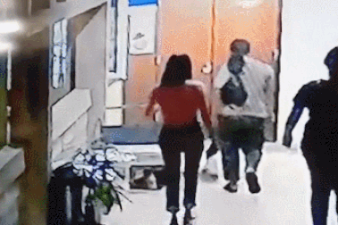 Khoảnh khắc người phụ nữ bất ngờ bị trăn cắn ngay tại văn phòng làm việc