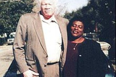 Cưa chân người chết cho vừa quan tài