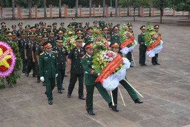 Phó Tư lệnh Lục quân Campuchia dâng hương liệt sĩ quân tình nguyện Việt Nam