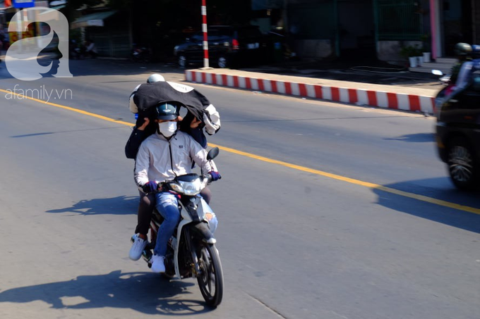 Bình Dương: Bố mẹ ẵm con, tay xách nách mang trở lại thành phố làm việc giữa trời nắng gắt, trẻ con ngủ gục trên xe - Ảnh 9. Bình Dương: Bố mẹ ẵm con, tay xách nách mang trở lại thành phố làm việc giữa trời nắng gắt, trẻ con ngủ gục trên xe - Ảnh 9.