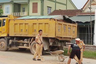 Cảnh sát giao thông mượn xẻng dọn đất trên quốc lộ