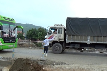 Bức xúc vì cảnh tắc nghẽn ở công trường mở rộng QL1A