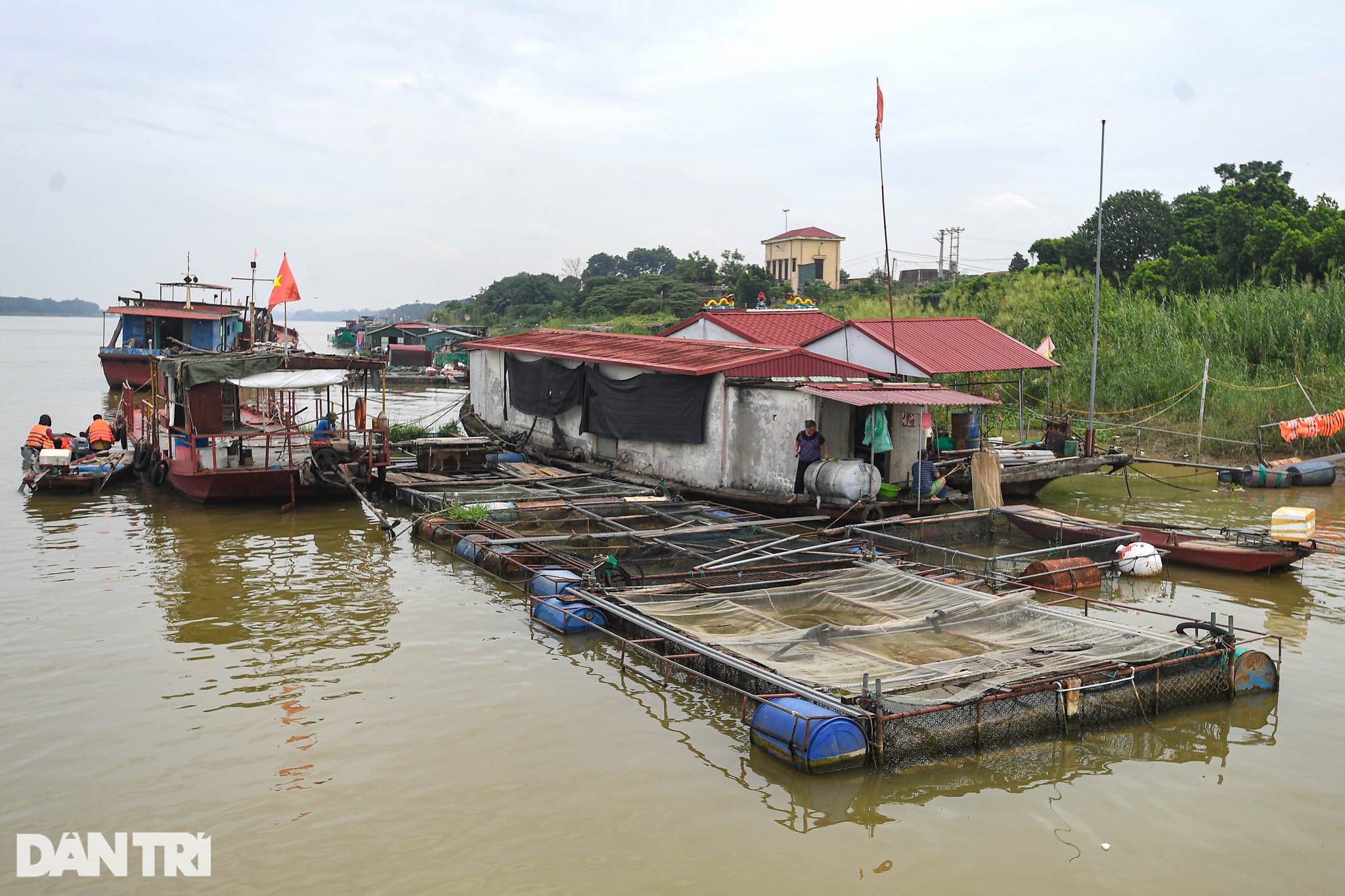 Chạy xuồng hơi dọc sông Hồng trao quà tới tận tay người dân nghèo làng chài - 5 Chạy xuồng hơi dọc sông Hồng trao quà tới tận tay người dân nghèo làng chài - 5