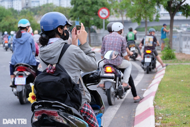 Người dân dừng xe kín đường xem hiện trường vụ cháy ở kênh Tàu Hủ