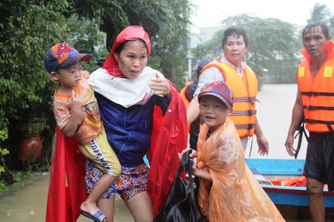 Dân trắng đêm chạy lũ, hàng nghìn người chờ được tiếp tế lương thực