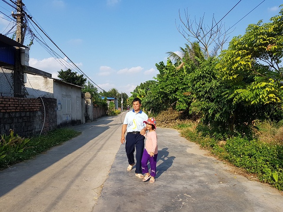 Người cha mù hát rong mơ có tiền ghép sọ cho con gái sau vụ va chạm với tàu hoả - 9 Người cha mù hát rong mơ có tiền ghép sọ cho con gái sau vụ va chạm với tàu hoả - 9