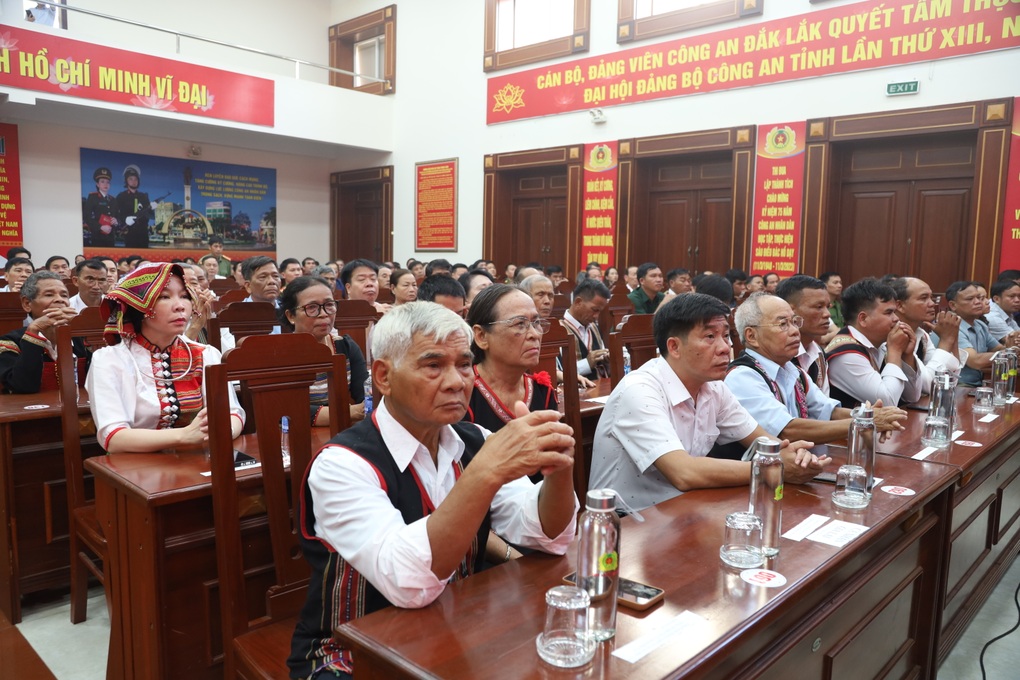 Biểu dương gương tiên tiến phong trào bảo vệ an ninh Tổ quốc ở Tây Nguyên - 1 Biểu dương gương tiên tiến phong trào bảo vệ an ninh Tổ quốc ở Tây Nguyên - 1