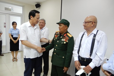 Bộ trưởng Bộ LĐ-TB&XH thăm và tặng quà cho người có công tại Đà Nẵng