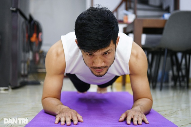 Hồ Gươm biến thành trường đua xe đạp, chật ních người đi bộ tập thể dục - 25 Hồ Gươm biến thành trường đua xe đạp, chật ních người đi bộ tập thể dục - 25