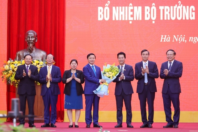 Phó Thủ tướng Trần Hồng Hà tặng hoa chúc mừng Bộ trưởng Đặng Quốc Khánh. (Ảnh: VGP/Nhật Bắc).
