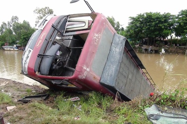 Xe Khách lao xuống sông, 23 người may mắn thoát chết