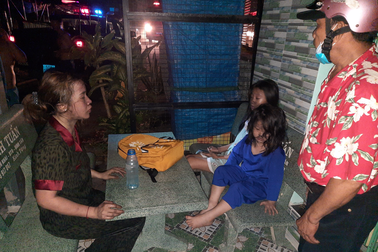 Ba mẹ con mắc kẹt trong căn nhà cháy