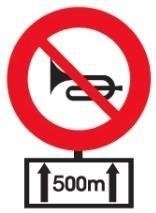 Chiều dài đoạn đường 500 m từ nơi đặt biển này, người lái xe có được phép bấm còi không?