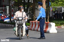 Lái xe ngơ ngác tìm lối đi ở nút giao ùn tắc nhất Hà Nội vừa phân luồng lại