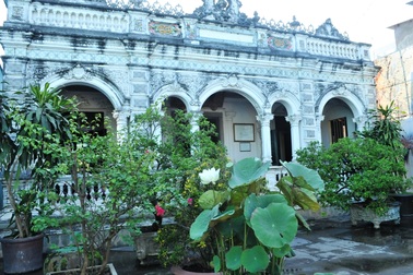 Những ngôi nhà cổ trăm tuổi miền Tây hút khách tham quan