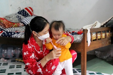 Ngậm ngùi ăn Tết xa quê, công nhân tằn tiện để "gửi tiền về cho mẹ"