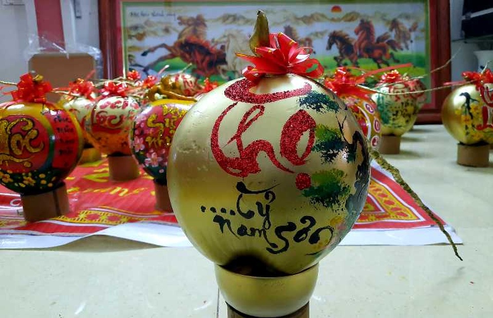 Thầy giáo 8X “gây sốt” bằng vẽ thư pháp trên mâm ngũ quả ngày Tết - 10 Thầy giáo 8X “gây sốt” bằng vẽ thư pháp trên mâm ngũ quả ngày Tết - 10