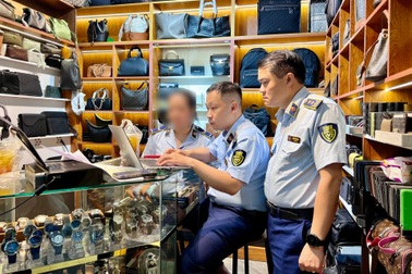 Saigon Square lại bị "đột kích", hàng trăm túi Gucci, Chanel giả bị thu giữ