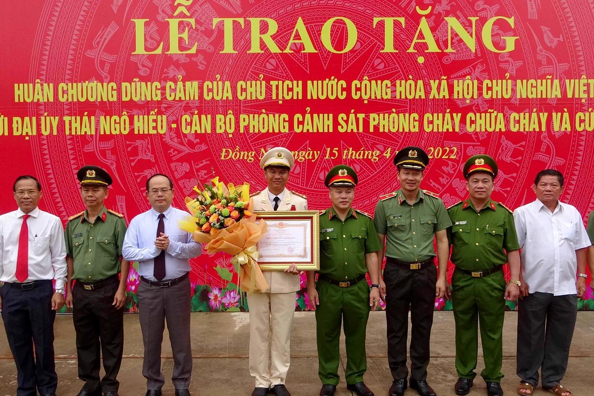 Trao Huân chương của Chủ tịch nước cho đại úy cảnh sát cứu sống 4 người - 1 Trao Huân chương của Chủ tịch nước cho đại úy cảnh sát cứu sống 4 người - 1