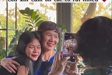 Cô gái xin ôm người phụ nữ lạ vì giống hệt người mẹ quá cố
