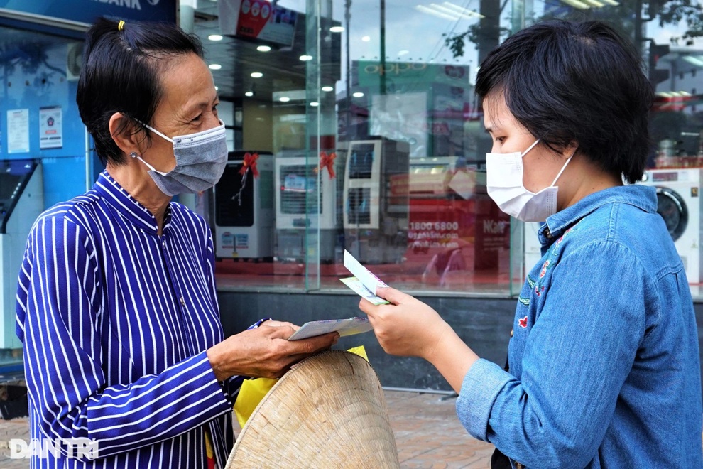 Người bán vé số mừng phát khóc khi xổ số quay thưởng trở lại - 1 Người bán vé số mừng phát khóc khi xổ số quay thưởng trở lại - 1