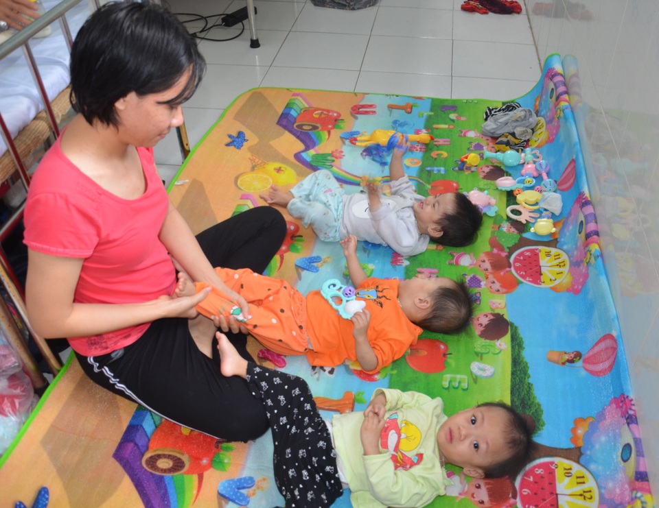 Đau nhói lòng cảnh người mẹ cùng lúc sinh 3 con bại não, le lói hy vọng! - 5 Đau nhói lòng cảnh người mẹ cùng lúc sinh 3 con bại não, le lói hy vọng! - 5