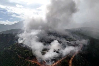 Bãi rác bốc cháy, khói bao trùm khu dân cư