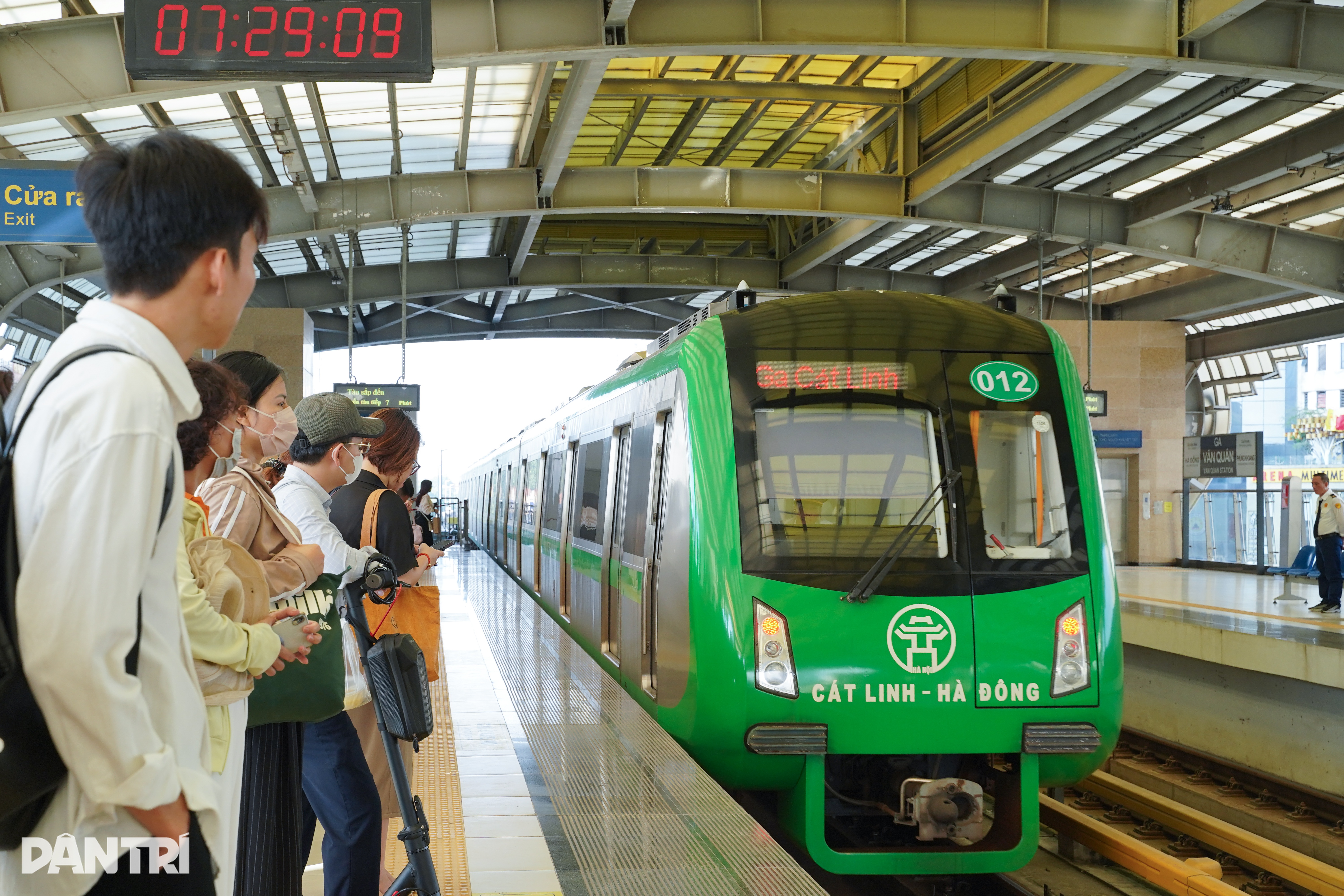 Người Hà Nội thích thú đi metro sinh trắc học một chạm đến mọi ga - 10