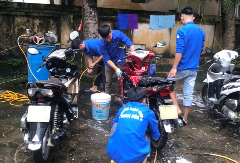 Thanh niên miền núi rửa xe gây quỹ mua quà Trung thu cho trẻ em nghèo - 2 Thanh niên miền núi rửa xe gây quỹ mua quà Trung thu cho trẻ em nghèo - 2