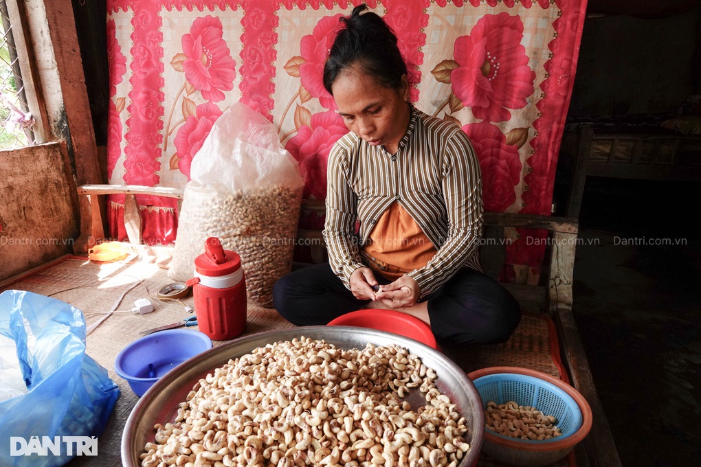 Cha chết, con gái phải nghỉ học đi bóc hạt điều, hỗ trợ mẹ tiền chữa bệnh - 2 Cha chết, con gái phải nghỉ học đi bóc hạt điều, hỗ trợ mẹ tiền chữa bệnh - 2