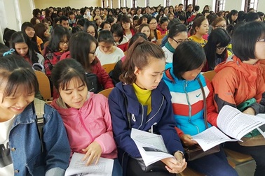 Hàng trăm nữ sinh viên bỡ ngỡ khi nghe kiến thức về sức khỏe sinh sản