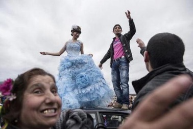 Góc khuất chợ bán cô dâu trinh nữ gây tranh cãi