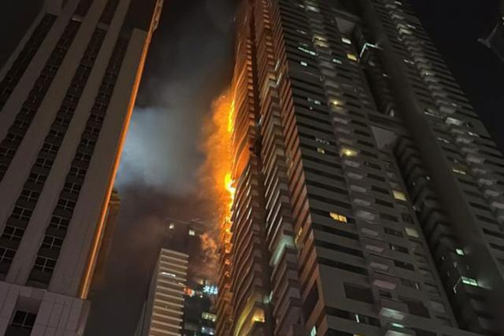 Dubai: Chung cư 67 tầng bị lửa lớn nuốt chửng, 4.000 người tháo chạy - 2 Dubai: Chung cư 67 tầng bị lửa lớn nuốt chửng, 4.000 người tháo chạy - 2