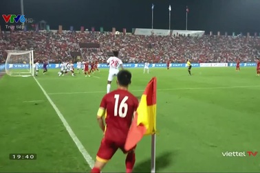 Thủ môn U23 Myanmar cản cú đánh đầu của Tiến Linh