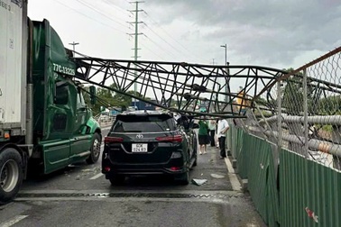 Cần cẩu đổ đè xe đầu kéo container và ô tô ở TPHCM