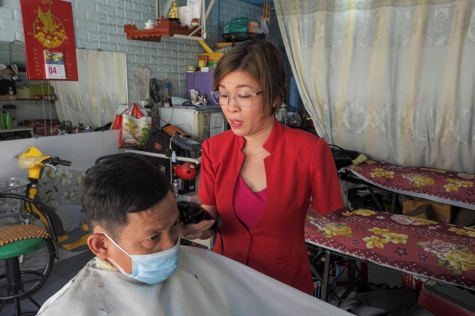 Báo Anh viết về nữ thợ cắt tóc Việt mất 1 tay vượt lên nghịch cảnh - 3 Báo Anh viết về nữ thợ cắt tóc Việt mất 1 tay vượt lên nghịch cảnh - 3