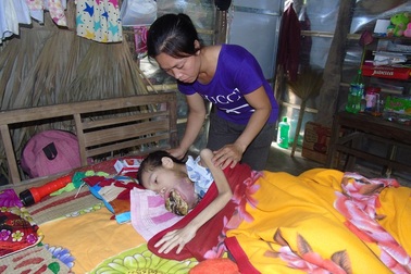 Goá phụ nghèo đau đớn nhìn con ung thư nằm đợi… tử thần!