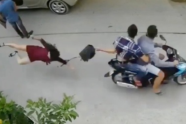 Bị giật túi xách, người phụ nữ ngã dập não